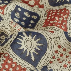 Batik poplin voile katoen stof, wiebertjesprint, zand/rood/donkerblauw. Y645