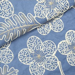 Broderie linnen stof, bloemen- en bladmotief, blauw/beige/brons. P558