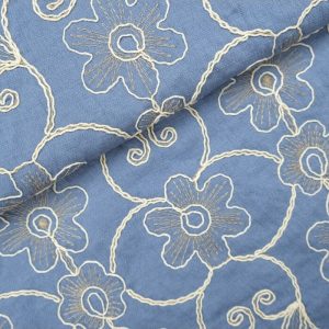 Broderie viscose stof, bloemen krul motief, blauw/zand/bruin. P560