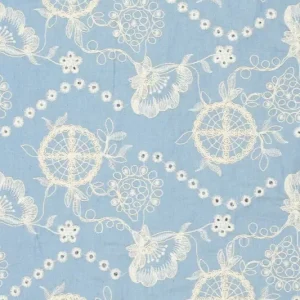 Geborduurde denim stof, fantasie motief, lichtblauw/crème. Y399
