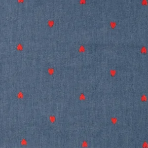 Geborduurde jeans stof, hartjesprint, blauw/rood. P489