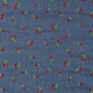 Geborduurde jeans stof, kersjesprint, blauw/rood/groen. P391