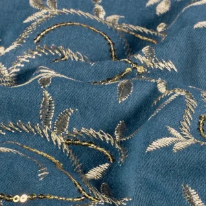 Geborduurde jeans stof, paisleyprint met pailletten, blauw/goud. P327 LEVERBAAR VANAF EIND MAART.