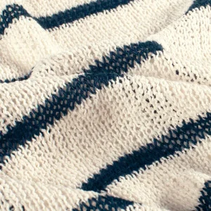 Gebreide jacquard stof, streep motief, marine/beige. P321