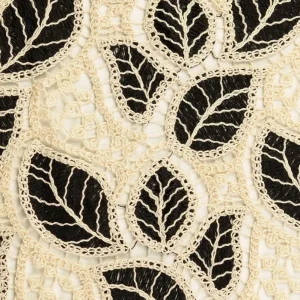 Gehaakte kant stof, blad motief, zwart/crème. P288