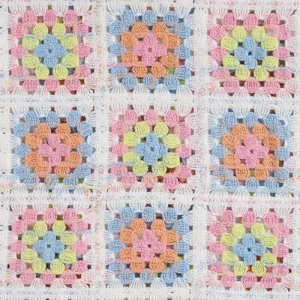 Granny squares, gehaakte blokken stof, offwhite/roze/blauw/oranje. P387