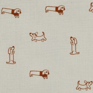 Hydrofiel double gauze stof, geborduurde hondjes, offwhite/bruin. P530