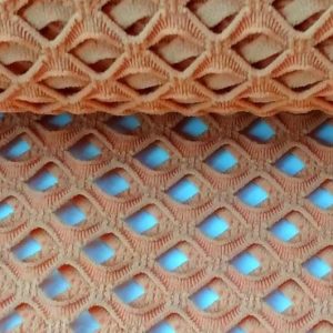 Lycra gaatjes stof, opengewerkt grote mazen, licht bruin/camel . LYM9