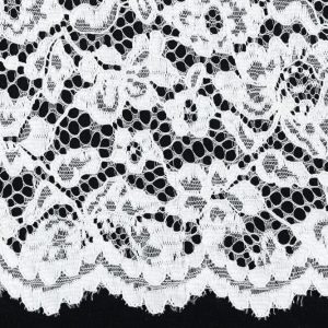 Kant stof, bloem motief, wit. VK016