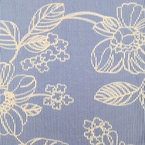 Katoen broderie stof, streep motief met geborduurde bloemen, jeansblauw/wit/beige. P568