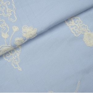 Katoen broderie stof, streep motief met geborduurde bloemen met blad, lichtblauw/wit/beige. P573