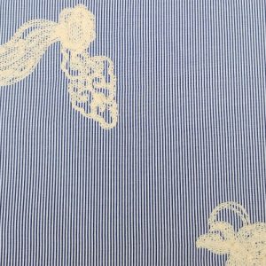 Katoen broderie stof, streep motief met geborduurde bloemen met blad, jeansblauw/wit/beige. P574