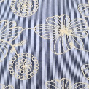 Katoen broderie stof, streep motief met geborduurde diverse bloemen, jeansblauw/wit/beige. P576