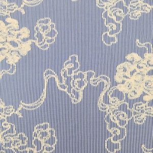 Katoen broderie stof, streep motief met geborduurde krullen, jeansblauw/wit/beige. P567