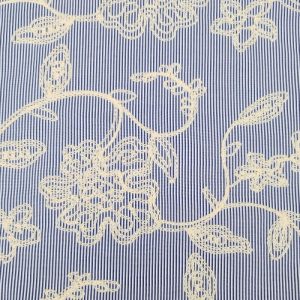 Katoen broderie stof, streep motief met geborduurde sierlijke bloemen, lichtblauw/wit/beige. P572