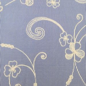 Katoen broderie stof, streep motief met geborduurde sierlijke krullen, jeansblauw/wit/beige. P569