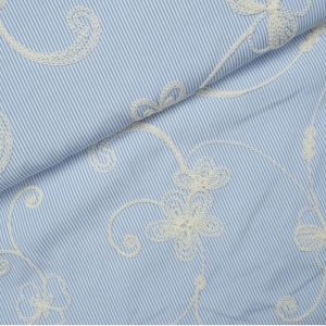 Katoen broderie stof, streep motief met geborduurde sierlijke krullen, lichtblauw/wit/beige. P570