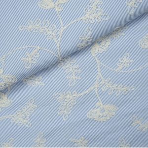 Katoen broderie stof, streep motief met geborduurde takjes, lichtblauw/wit/beige. P571