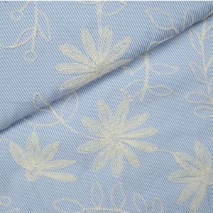 Katoen broderie stof, streep motief met geborduurde takken met bloemen, jeansblauw/wit/beige. P575