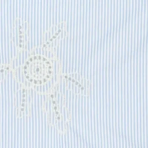 Katoen streep stof, geborduurde bloemen, lichtblauw/wit. P255