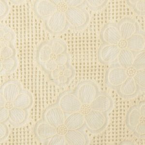 Opengewerkte kant stof, bloemen op open ruitjes, crème. P376