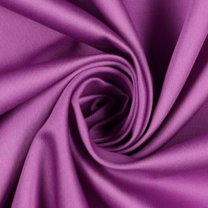 Poplin satijn stof, soepel vallend, lichtpaars. PS022