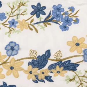 Katoen poplin randstof, geborduurde bloemen, wit/blauw/groen/crème. P276