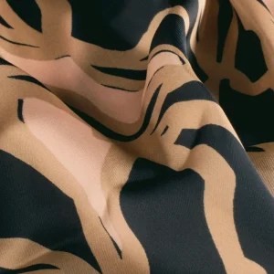 Satijn de luxe stof, fantasieprint, donkerblauw/camel/roze. P328