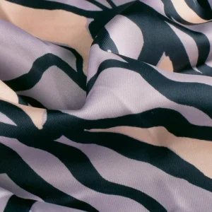 Satijn de luxe stof, fantasieprint, lila/donkerblauw/roze. P330