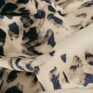 Satijn duchesse stof, dierenprint, offwhite/blauw/taupe. P322