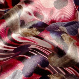 Satijn stof, abstracte print, rood/paars/wit/zwart. Y992