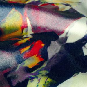 Satijn stof, abstracte print, blauw/rood/oranje/lila/wit. Y994