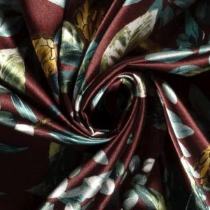 Satijn stof, bloemenprint, wijnrood/groen/okergeel. D0223