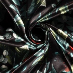 Satijn stof, bloemenprint, zwart/groen/rood. D0225