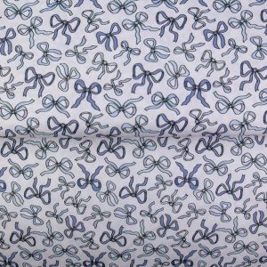 Stenzo katoen stof, strikjesprint, ecru/blauw. P356