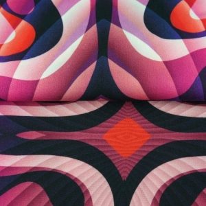 Stenzo soepel vallende viscose stof, digitale fantasie golfprint, fuchsia/paars/rood/zwart. X482