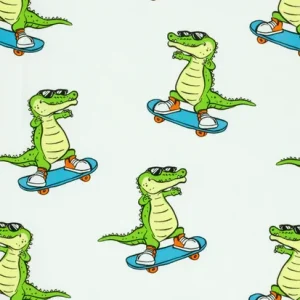 Tricot katoen stof, krokodillen op skateboardprint, offwhite/groen/blauw. P468