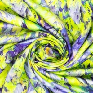 Viscose stof, satijn zijde look, digitale all-over fantasieprint, groen/paars. X376