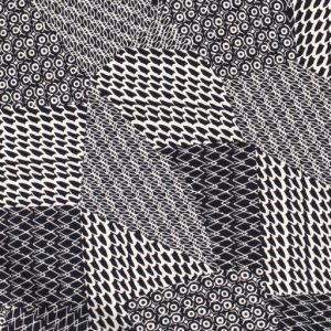 Viscose stof, verschillende fantasie figuren in blokken, donkerblauw/wit. C378