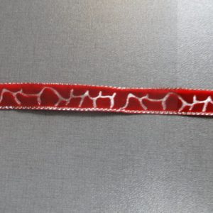 Band, fluweel, kroko motief, rood met zilver. 296/312
