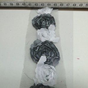 Bloem op tule grijs/wit, B1031