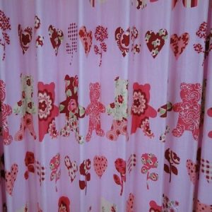 D114 Lakenstof/gordijnstof, beertje,hartje, roze