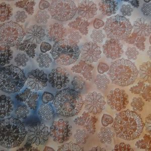 Katoen stof, oranje/bruin met blauwe vlek, hartprint, A0134