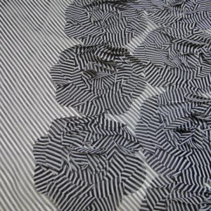 Voile stof, bloem border gestreept, zwart/wit. X1403